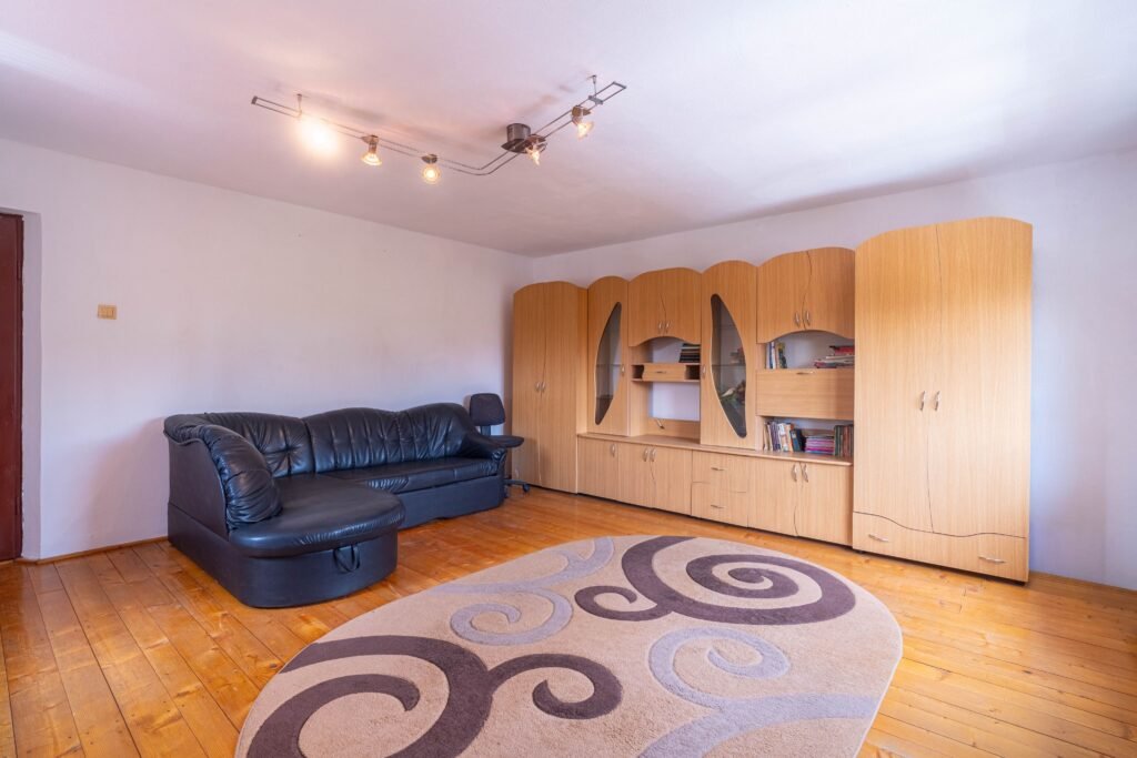 Casa 5 camere – teren 688 mp – Parneava – COMISION 0 De vânzare Casa 5 camere - teren 688 mp - Parneava - COMISION 0 în zona Parneava 5 camere 3 dormitoare Arad 1