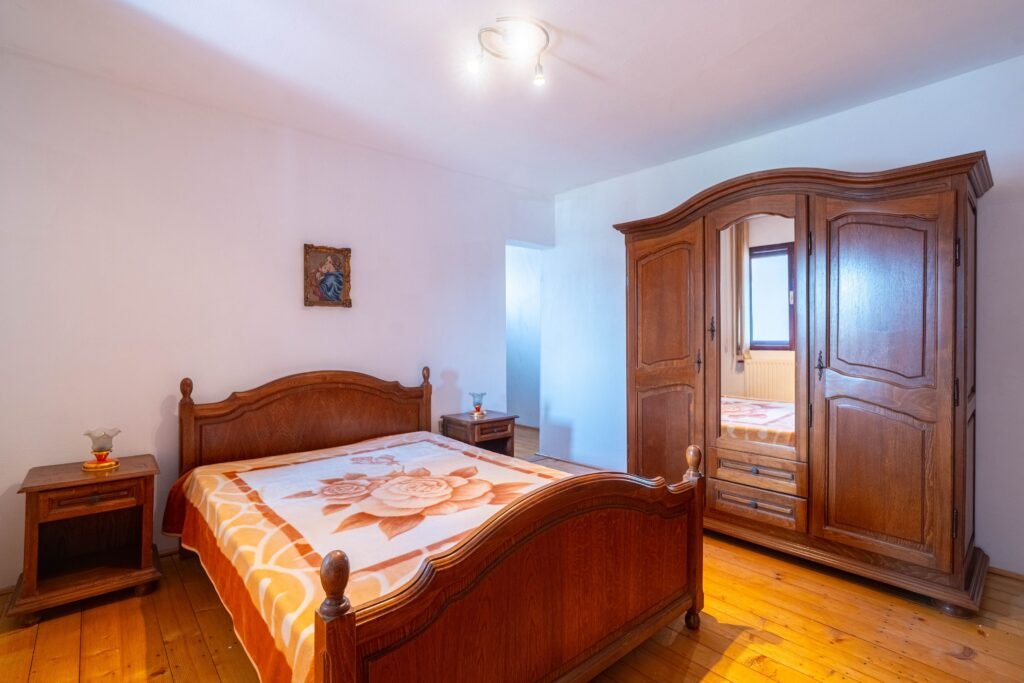 Casa 5 camere – teren 688 mp – Parneava – COMISION 0 De vânzare Casa 5 camere - teren 688 mp - Parneava - COMISION 0 în zona Parneava 5 camere 3 dormitoare Arad 1