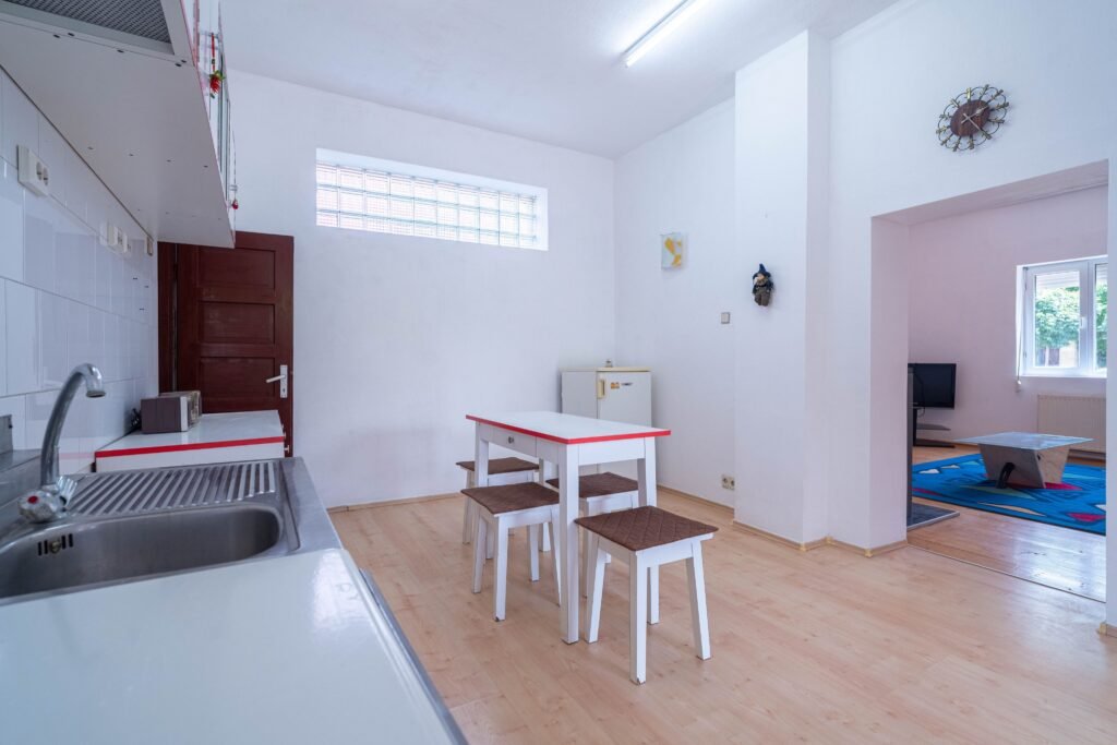 Casa 5 camere – teren 688 mp – Parneava – COMISION 0 De vânzare Casa 5 camere - teren 688 mp - Parneava - COMISION 0 în zona Parneava 5 camere 3 dormitoare Arad 1