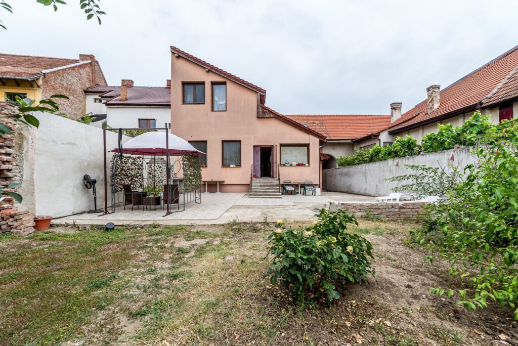 Casa 6 camere – teren 558 mp – Centrul Aradului – COMISION 0 De vânzare Casa 6 camere - teren 558 mp - Centrul Aradului - COMISION 0 în zona Central 6 camere 4 dormitoare Arad 1