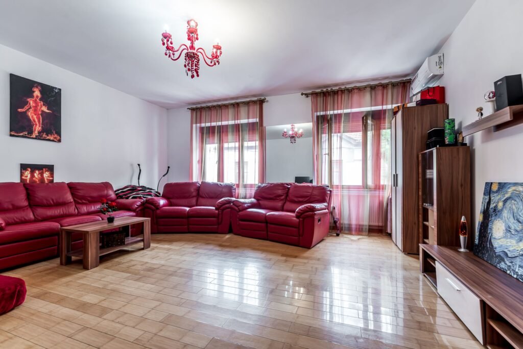 Casa 6 camere – teren 558 mp – Centrul Aradului – COMISION 0 De vânzare Casa 6 camere - teren 558 mp - Centrul Aradului - COMISION 0 în zona Central 6 camere 4 dormitoare Arad 1