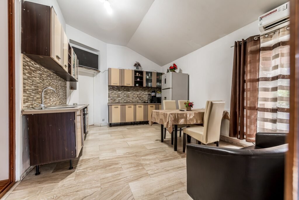 Casa 6 camere – teren 558 mp – Centrul Aradului – COMISION 0 De vânzare Casa 6 camere - teren 558 mp - Centrul Aradului - COMISION 0 în zona Central 6 camere 4 dormitoare Arad 1