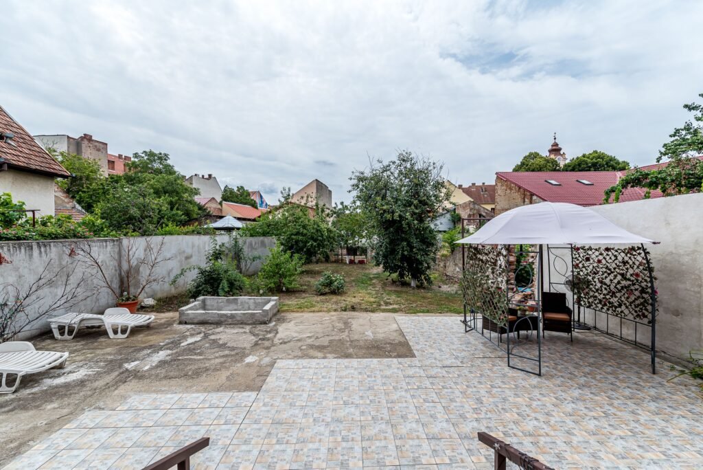 Casa 6 camere – teren 558 mp – Centrul Aradului – COMISION 0 De vânzare Casa 6 camere - teren 558 mp - Centrul Aradului - COMISION 0 în zona Central 6 camere 4 dormitoare Arad 1