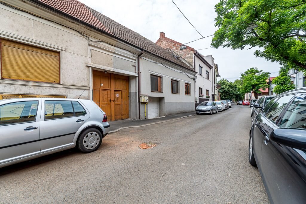 Casa 6 camere – teren 558 mp – Centrul Aradului – COMISION 0 De vânzare Casa 6 camere - teren 558 mp - Centrul Aradului - COMISION 0 în zona Central 6 camere 4 dormitoare Arad 1