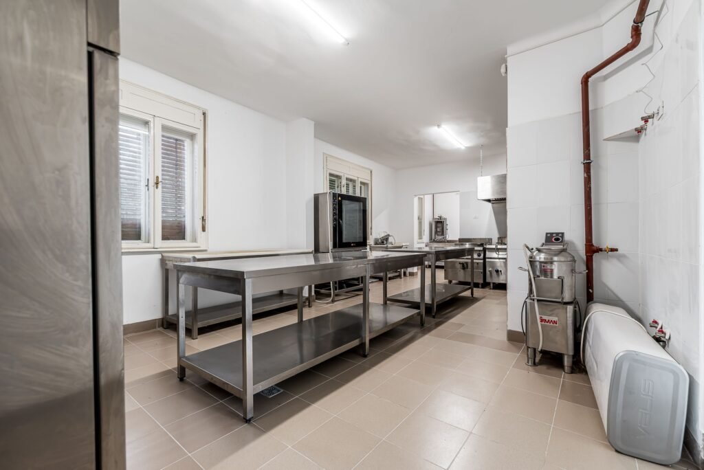 Casa cu potential multiplu cu teren generos pe strada Dunarii 